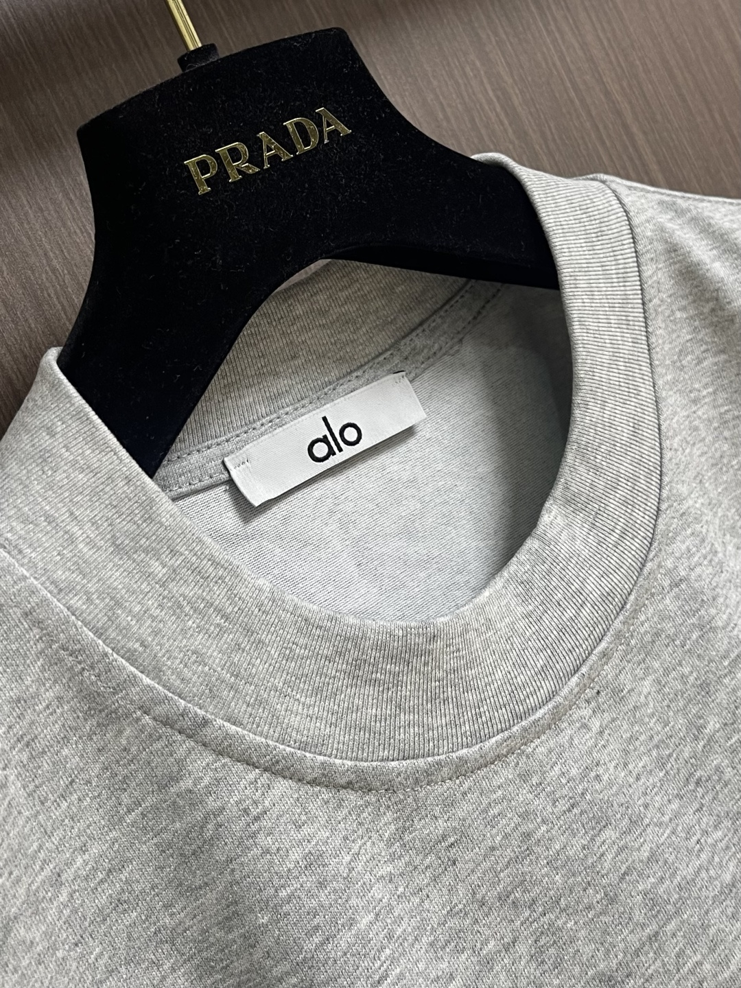 ALO 2026ss早春新款短袖T恤，这款 280g 经典T恤采用永恒的净色，易于搭配。它采用有机棉制成