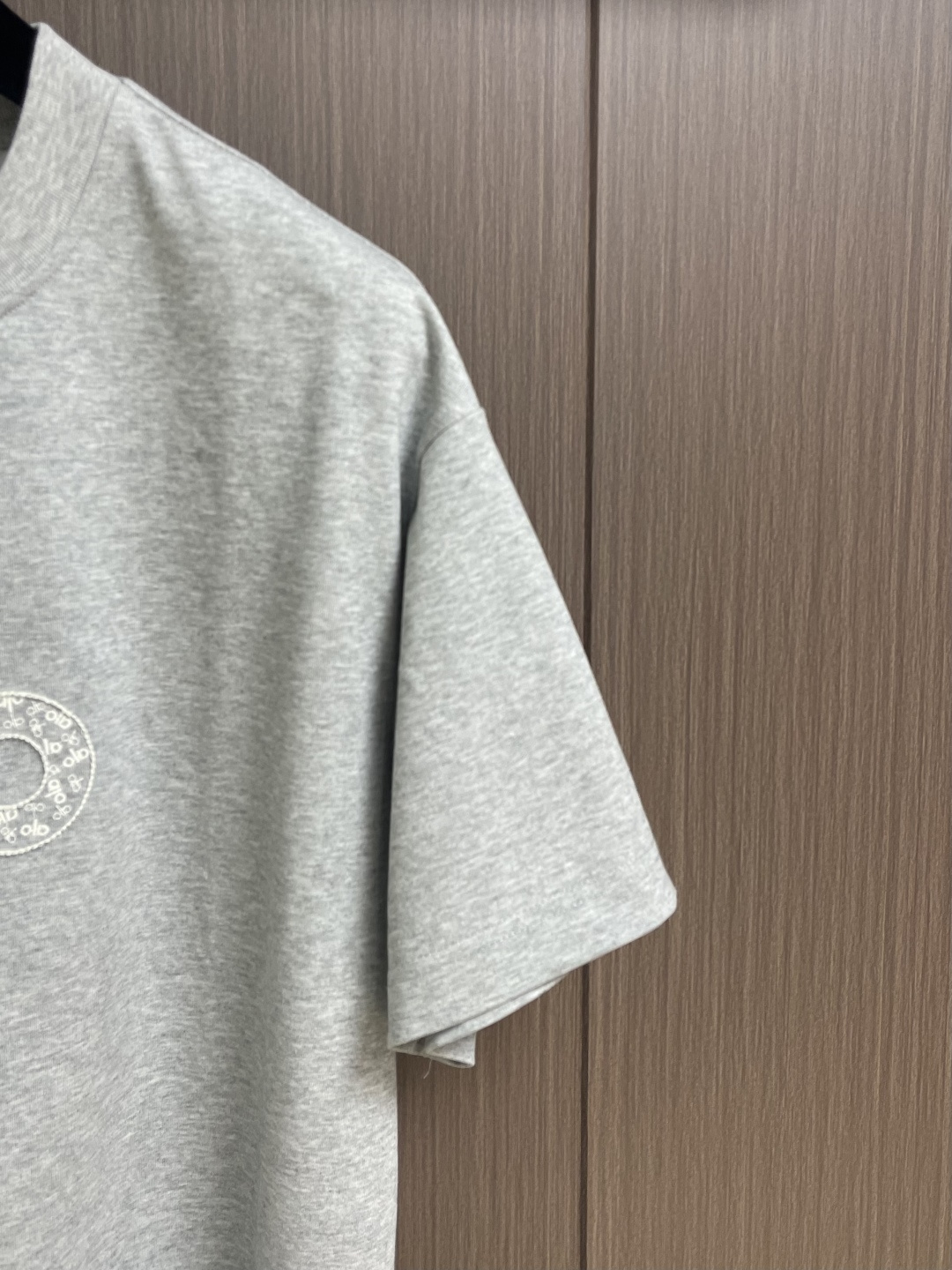 ALO 2026ss早春新款短袖T恤，这款 280g 经典T恤采用永恒的净色，易于搭配。它采用有机棉制成