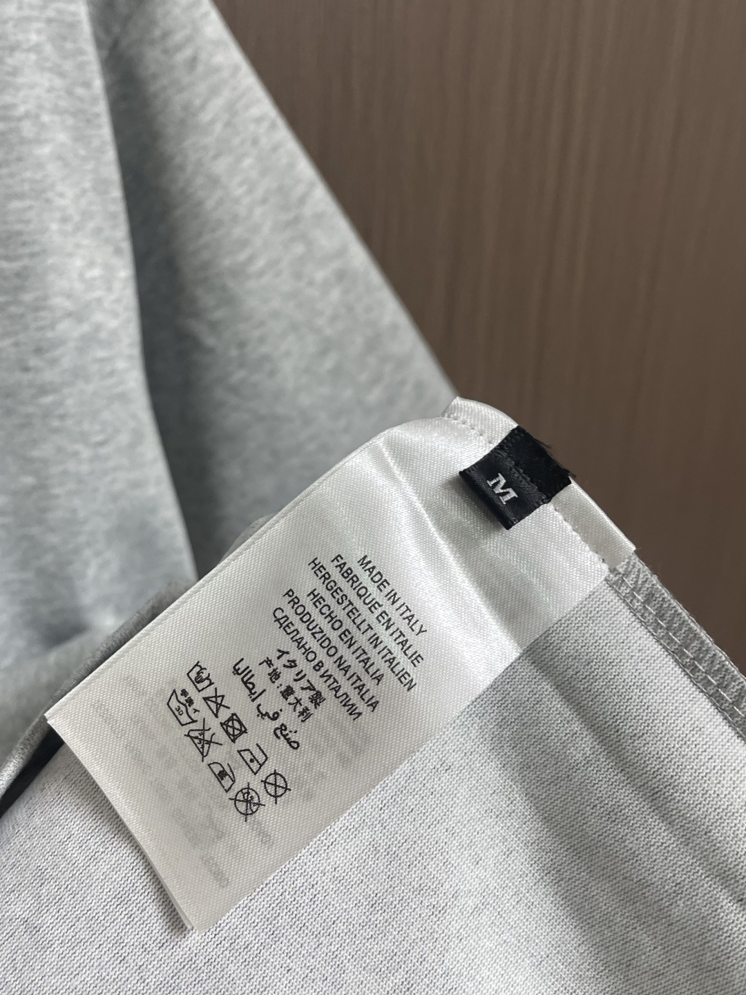 ALO 2026ss早春新款短袖T恤，这款 280g 经典T恤采用永恒的净色，易于搭配。它采用有机棉制成