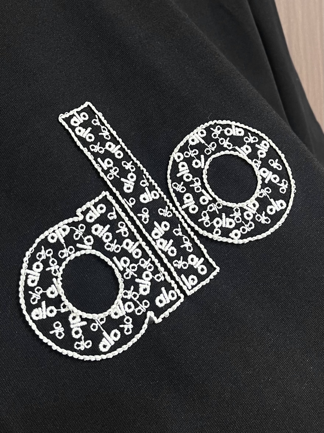 ALO 2026ss早春新款短袖T恤，这款 280g 经典T恤采用永恒的净色，易于搭配。它采用有机棉制成