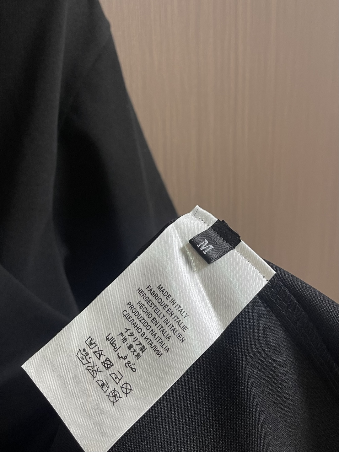 ALO 2026ss早春新款短袖T恤，这款 280g 经典T恤采用永恒的净色，易于搭配。它采用有机棉制成