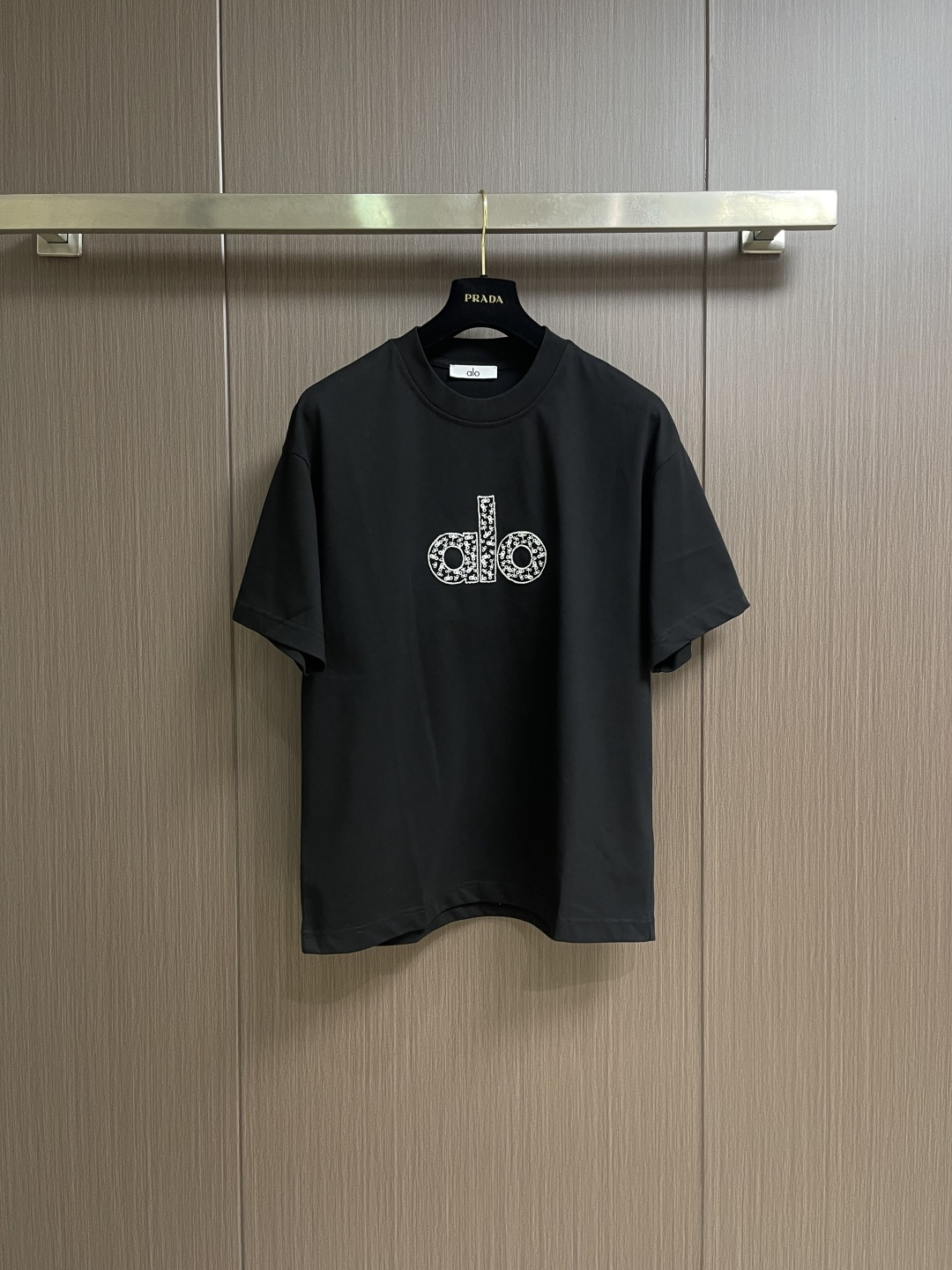 ALO 2026ss早春新款短袖T恤，这款 280g 经典T恤采用永恒的净色，易于搭配。它采用有机棉制成