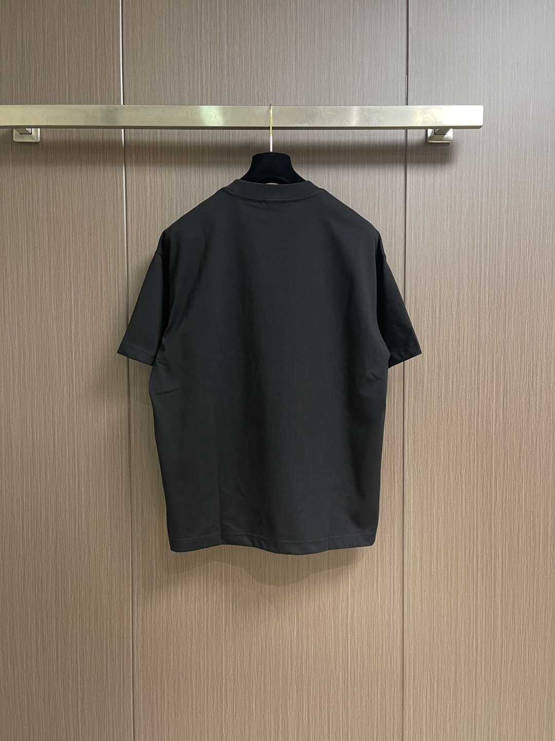 ALO 2026ss早春新款短袖T恤，这款 280g 经典T恤采用永恒的净色，易于搭配。它采用有机棉制成