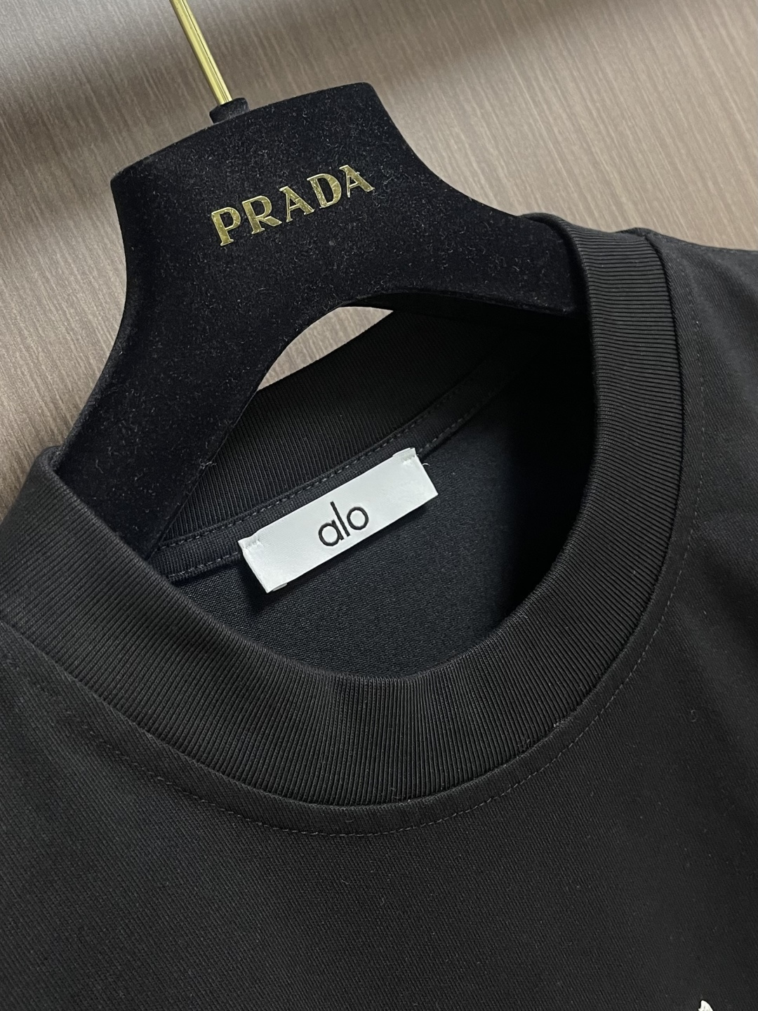 ALO 2026ss早春新款短袖T恤，这款 280g 经典T恤采用永恒的净色，易于搭配。它采用有机棉制成