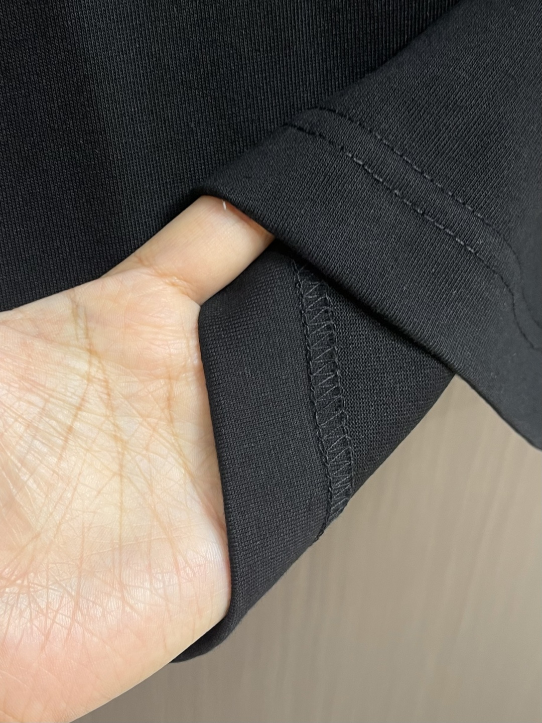 ALO 2026ss早春新款短袖T恤，这款 280g 经典T恤采用永恒的净色，易于搭配。它采用有机棉制成