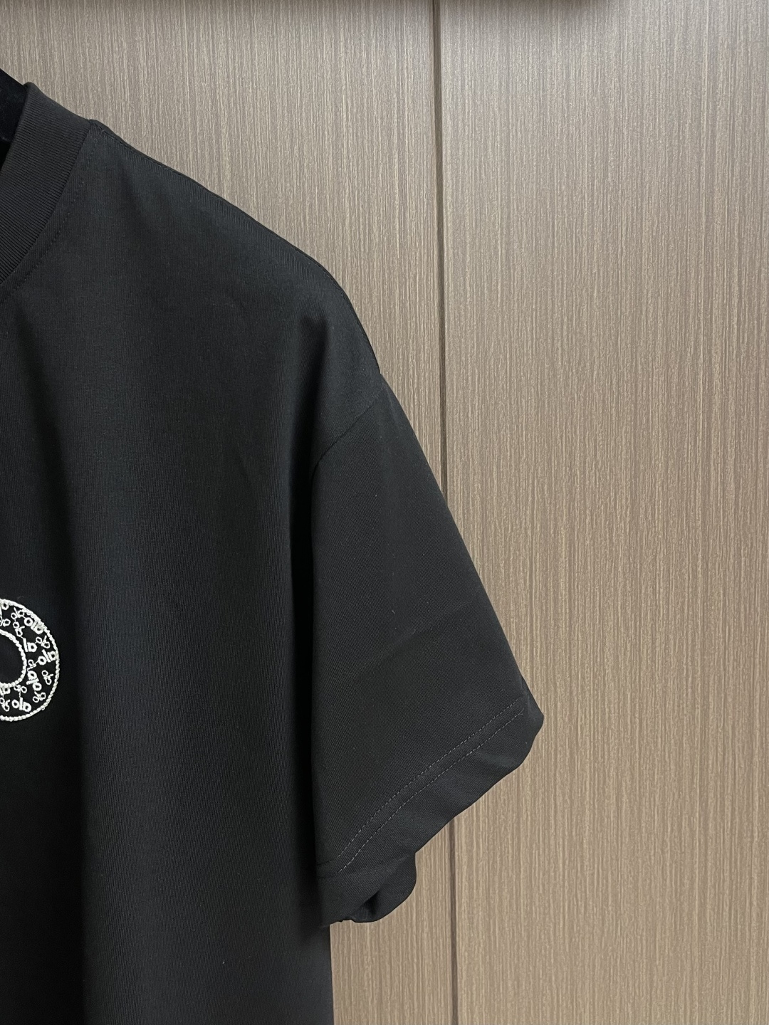 ALO 2026ss早春新款短袖T恤，这款 280g 经典T恤采用永恒的净色，易于搭配。它采用有机棉制成