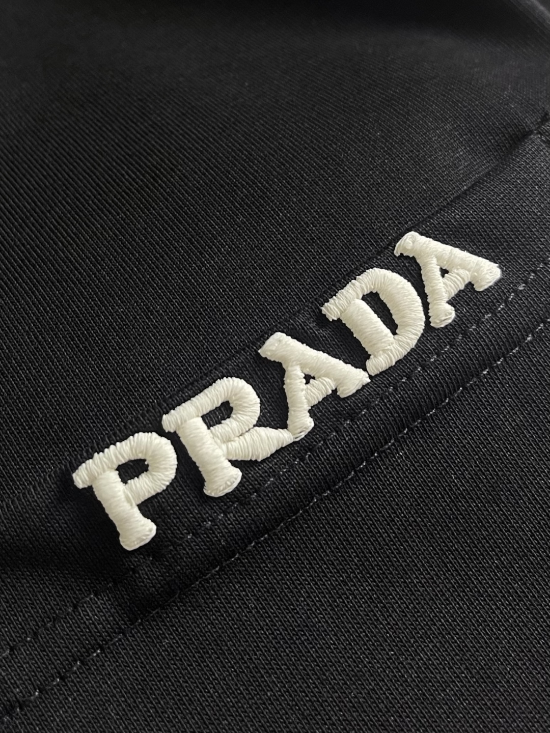 Prada 刺绣标识口袋短袖T恤，面料透气清爽 舒适贴肤 饰以Prada刺绣点缀于胸前口袋 增添品牌辨识
