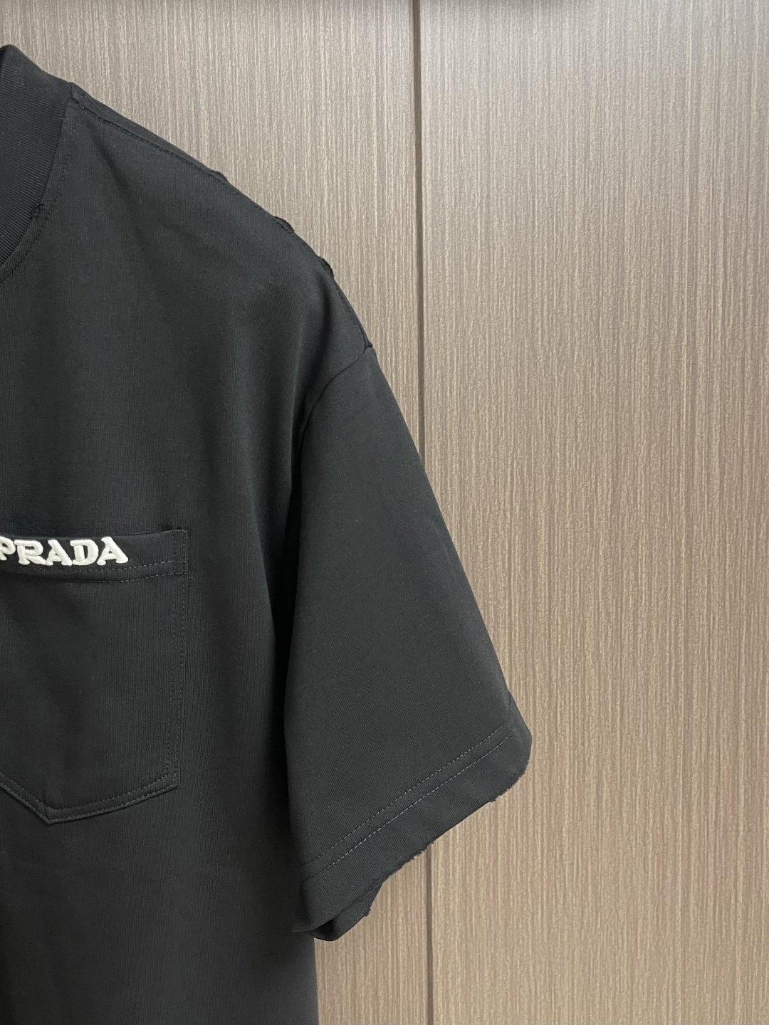 Prada 刺绣标识口袋短袖T恤，面料透气清爽 舒适贴肤 饰以Prada刺绣点缀于胸前口袋 增添品牌辨识