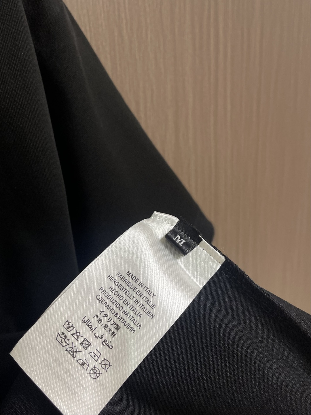 Prada 刺绣标识口袋短袖T恤，面料透气清爽 舒适贴肤 饰以Prada刺绣点缀于胸前口袋 增添品牌辨识