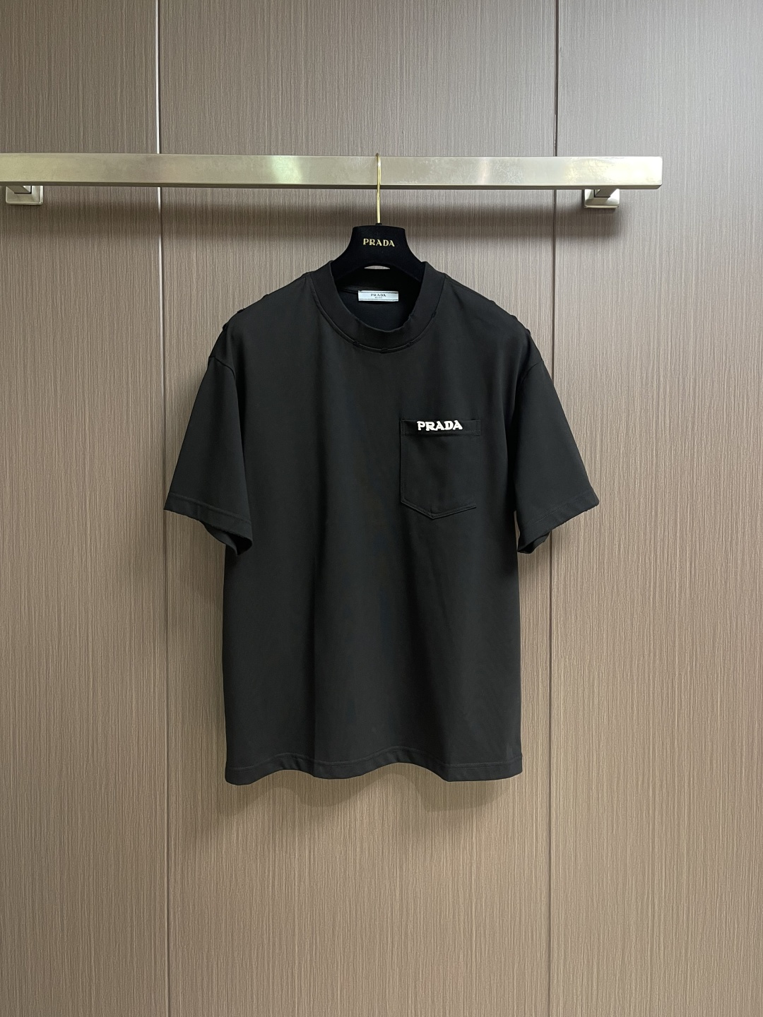 Prada 刺绣标识口袋短袖T恤，面料透气清爽 舒适贴肤 饰以Prada刺绣点缀于胸前口袋 增添品牌辨识