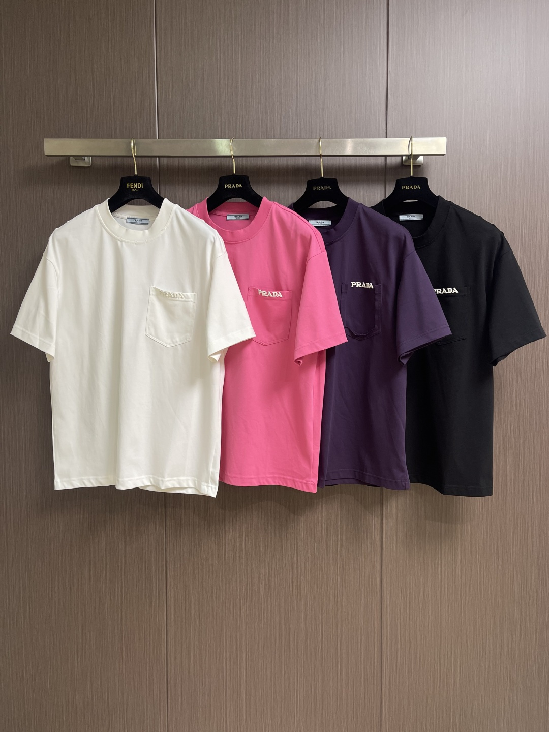 Prada 刺绣标识口袋短袖T恤，面料透气清爽 舒适贴肤 饰以Prada刺绣点缀于胸前口袋 增添品牌辨识