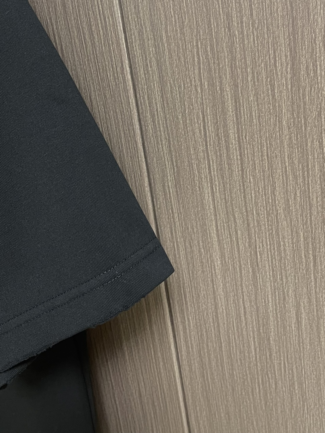 Prada 刺绣标识口袋短袖T恤，面料透气清爽 舒适贴肤 饰以Prada刺绣点缀于胸前口袋 增添品牌辨识