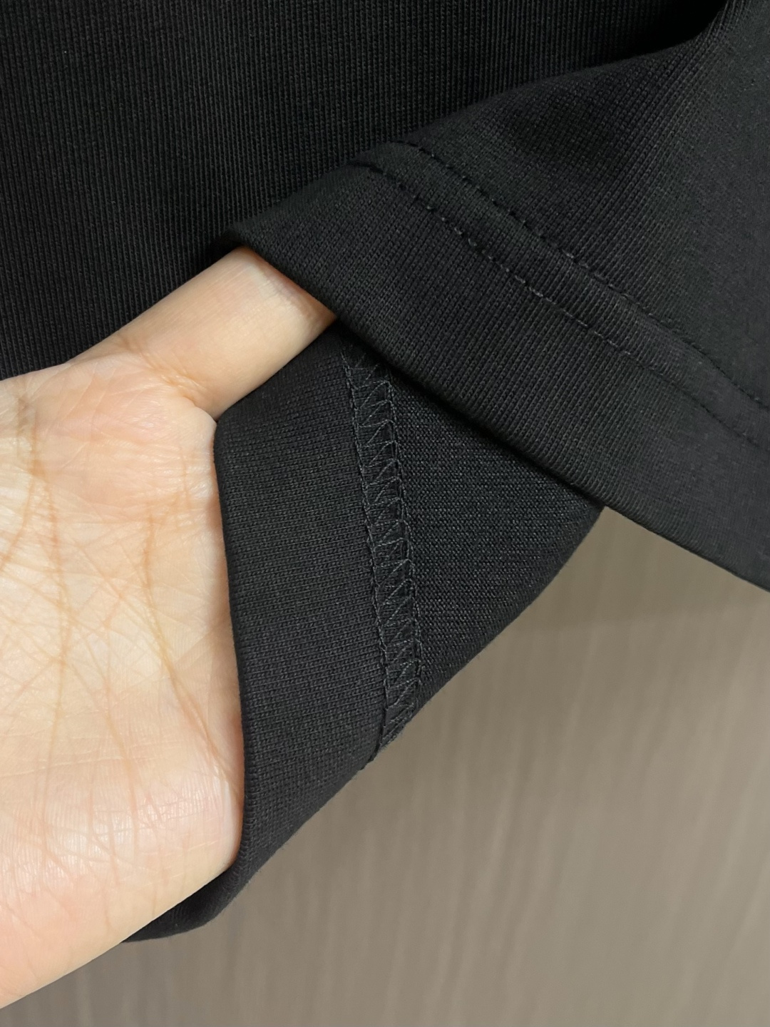 Prada 刺绣标识口袋短袖T恤，面料透气清爽 舒适贴肤 饰以Prada刺绣点缀于胸前口袋 增添品牌辨识