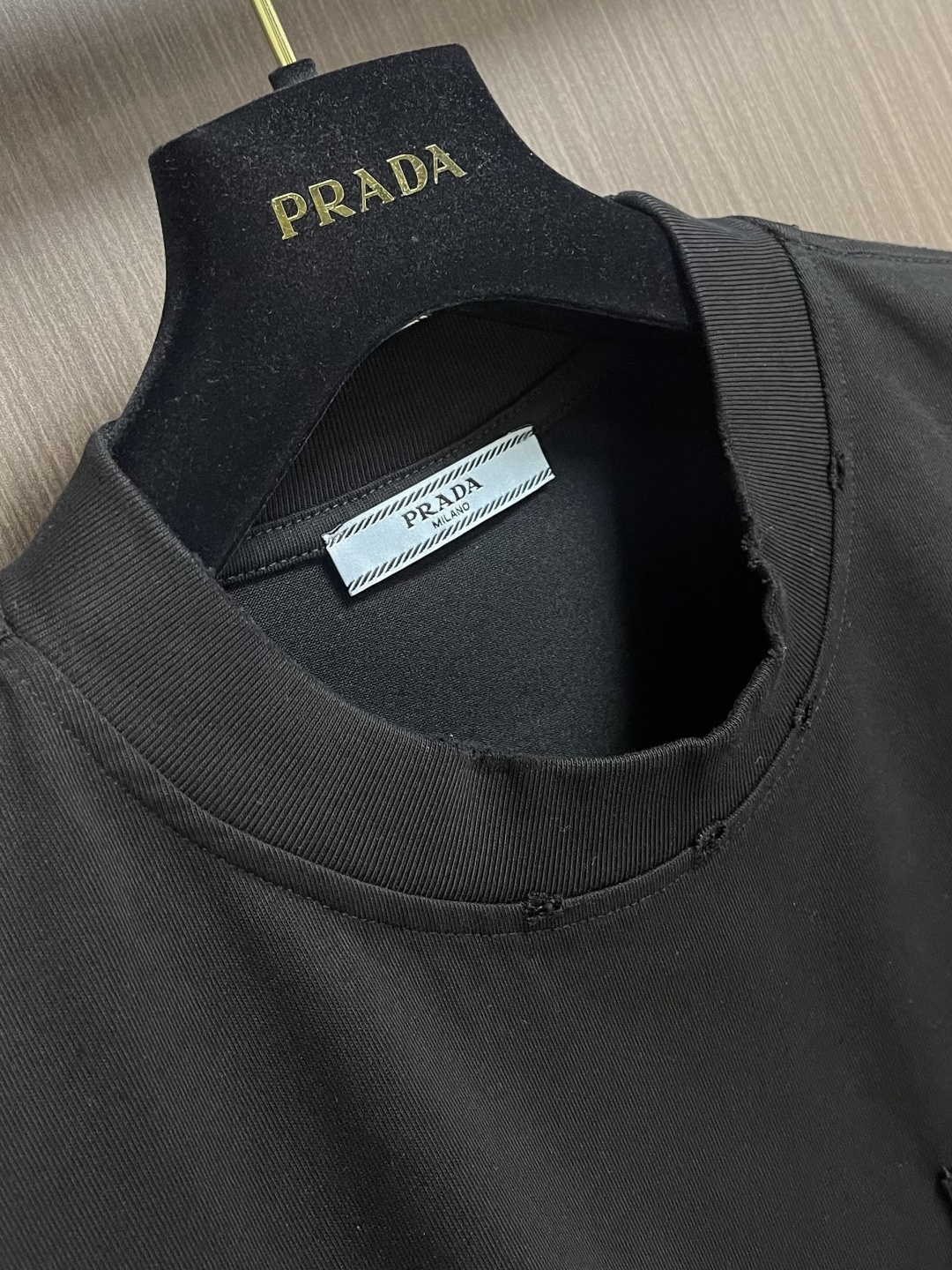 Prada 刺绣标识口袋短袖T恤，面料透气清爽 舒适贴肤 饰以Prada刺绣点缀于胸前口袋 增添品牌辨识