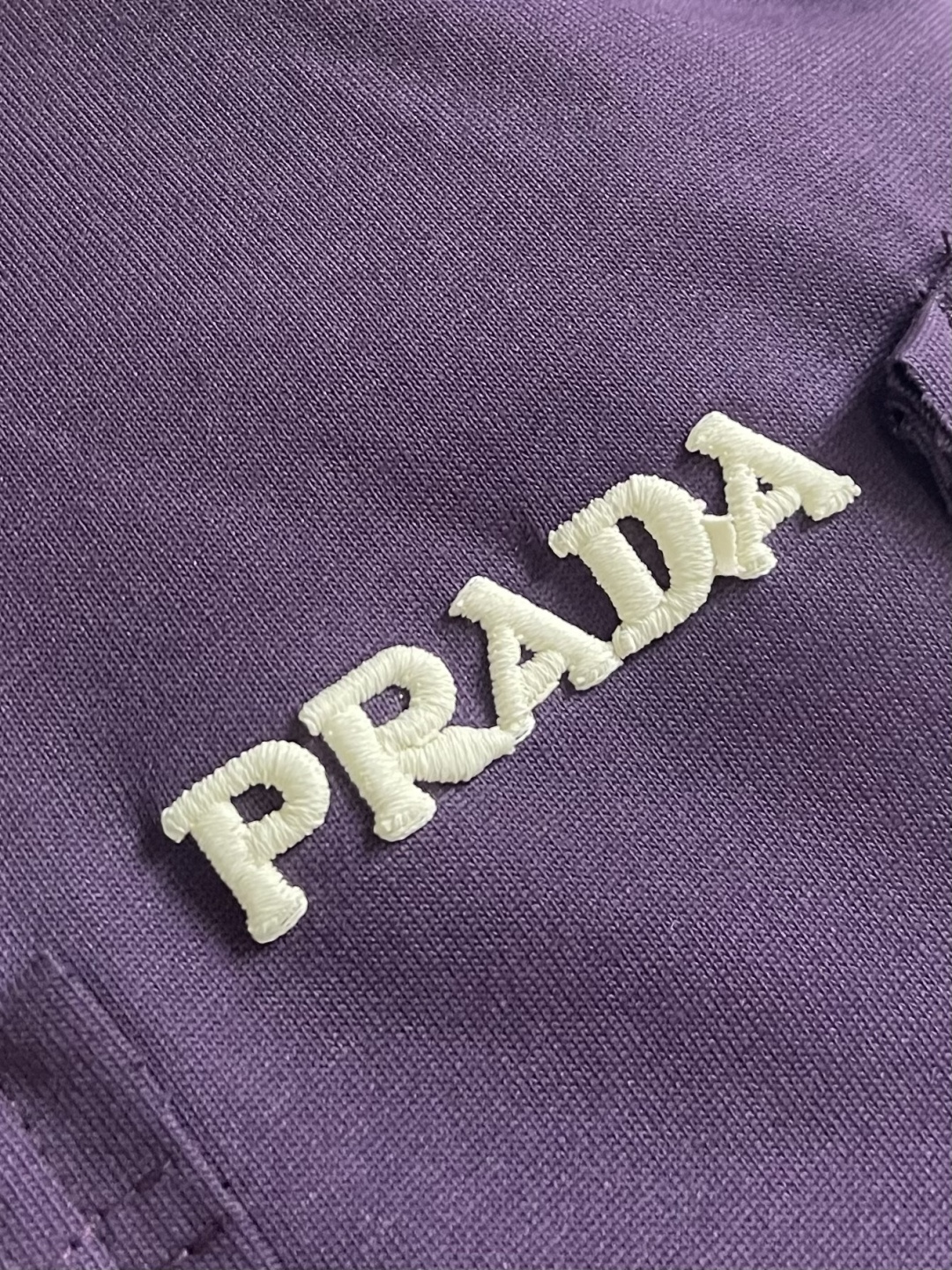 Prada 刺绣标识口袋短袖T恤，面料透气清爽 舒适贴肤 饰以Prada刺绣点缀于胸前口袋 增添品牌辨识