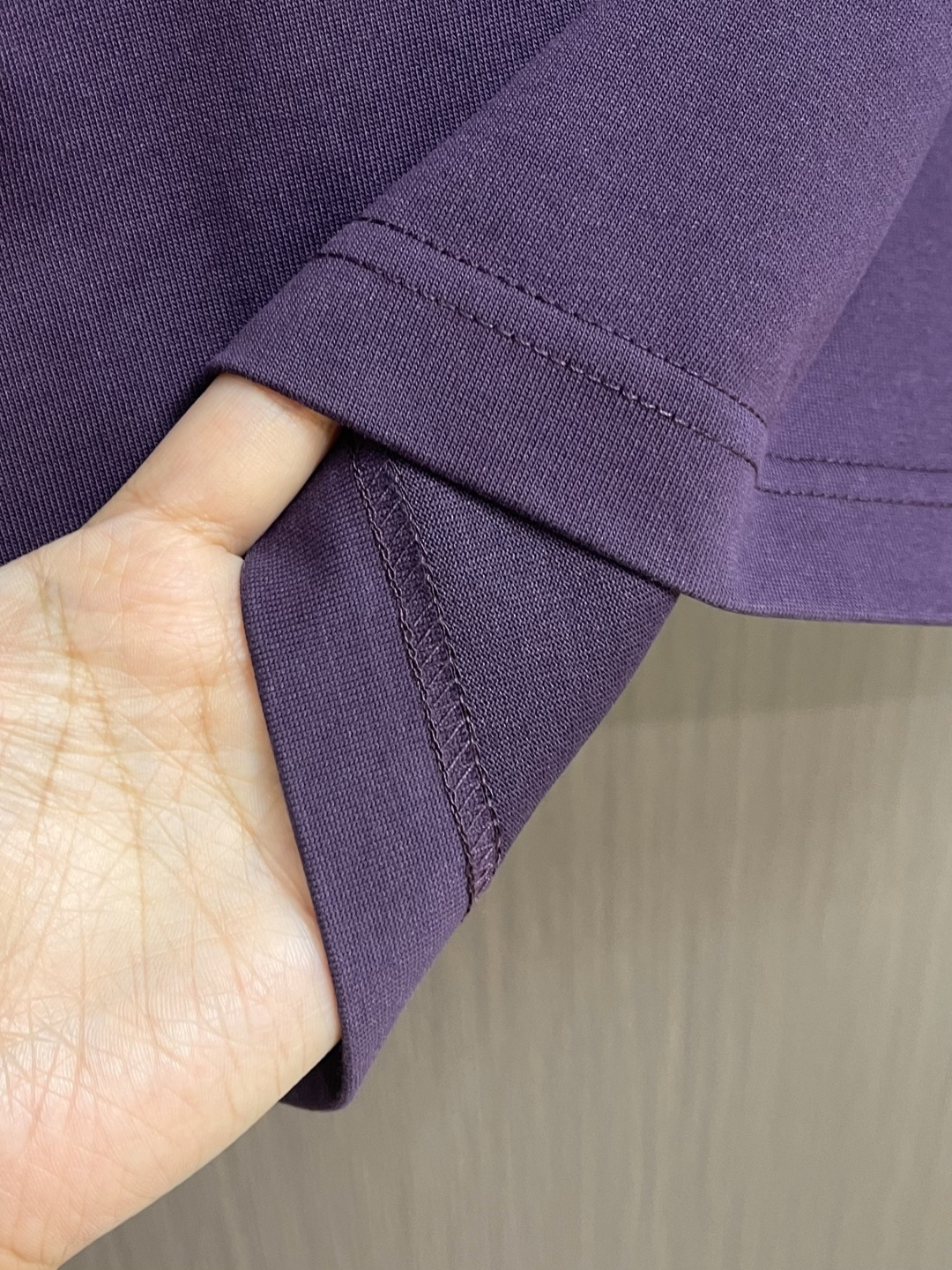 Prada 刺绣标识口袋短袖T恤，面料透气清爽 舒适贴肤 饰以Prada刺绣点缀于胸前口袋 增添品牌辨识