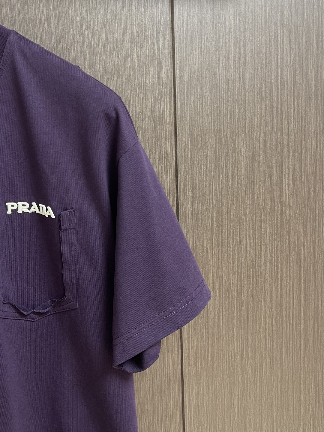 Prada 刺绣标识口袋短袖T恤，面料透气清爽 舒适贴肤 饰以Prada刺绣点缀于胸前口袋 增添品牌辨识