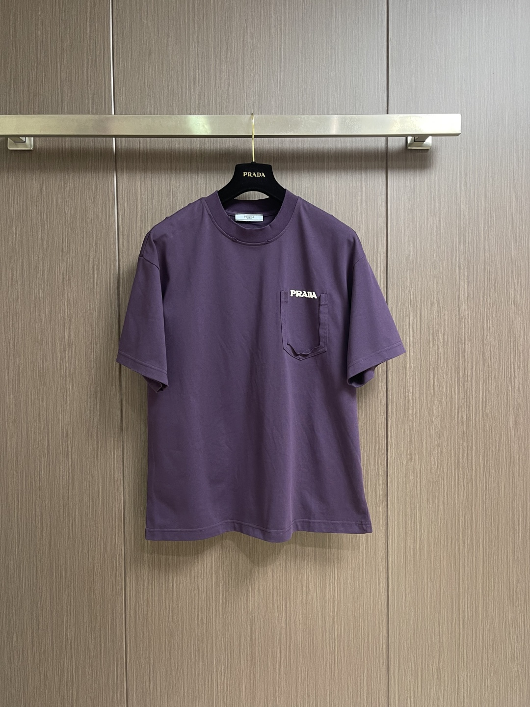 Prada 刺绣标识口袋短袖T恤，面料透气清爽 舒适贴肤 饰以Prada刺绣点缀于胸前口袋 增添品牌辨识