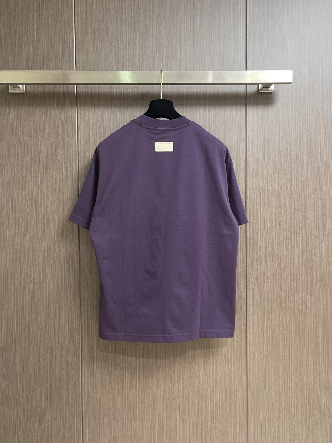 Prada 刺绣标识口袋短袖T恤，面料透气清爽 舒适贴肤 饰以Prada刺绣点缀于胸前口袋 增添品牌辨识