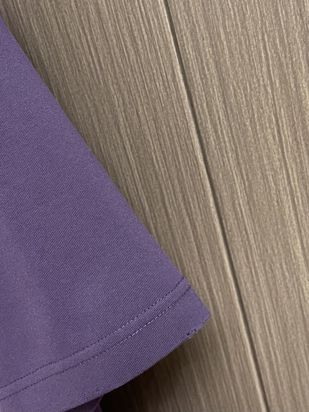 Prada 刺绣标识口袋短袖T恤，面料透气清爽 舒适贴肤 饰以Prada刺绣点缀于胸前口袋 增添品牌辨识