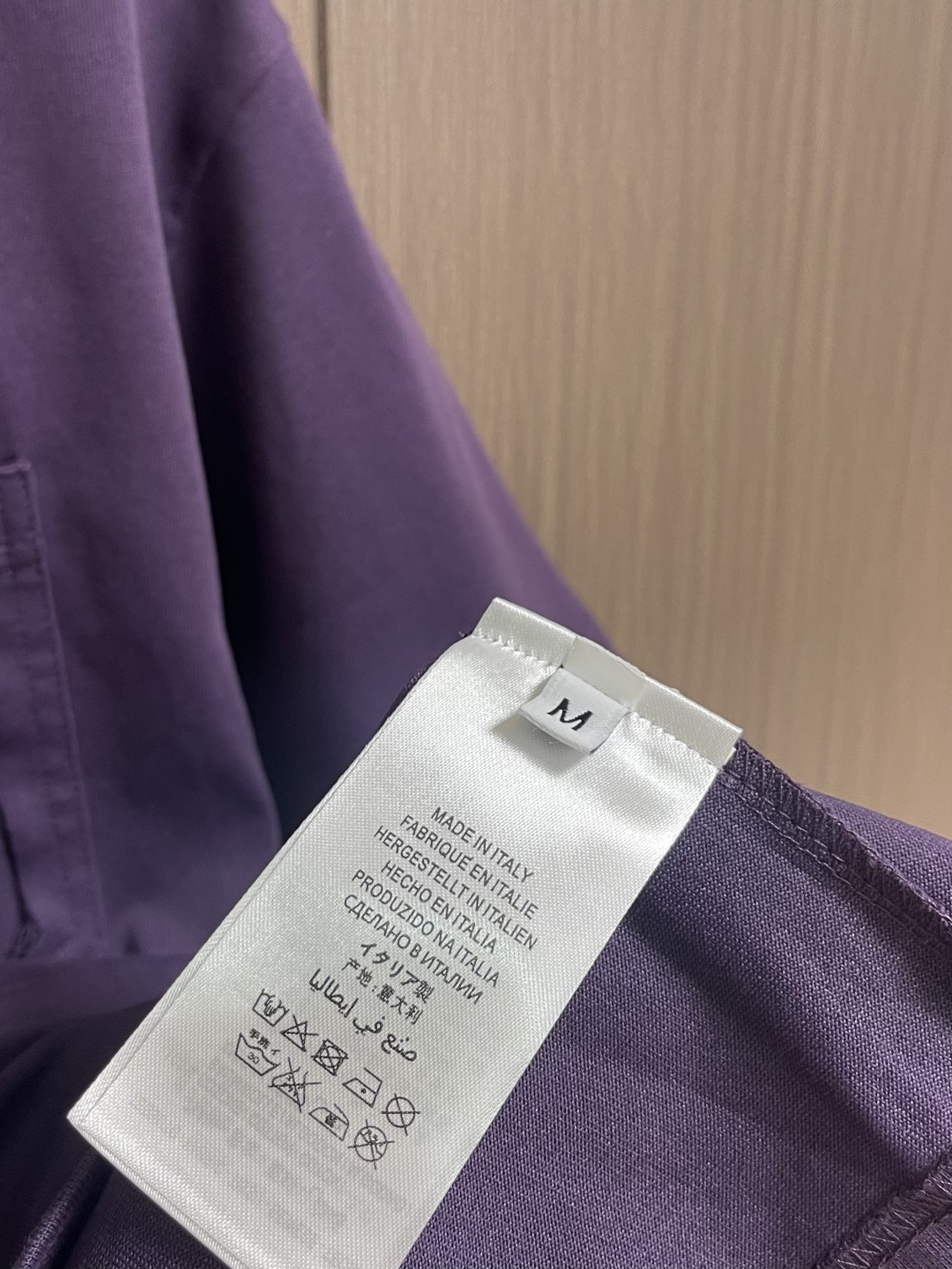 Prada 刺绣标识口袋短袖T恤，面料透气清爽 舒适贴肤 饰以Prada刺绣点缀于胸前口袋 增添品牌辨识