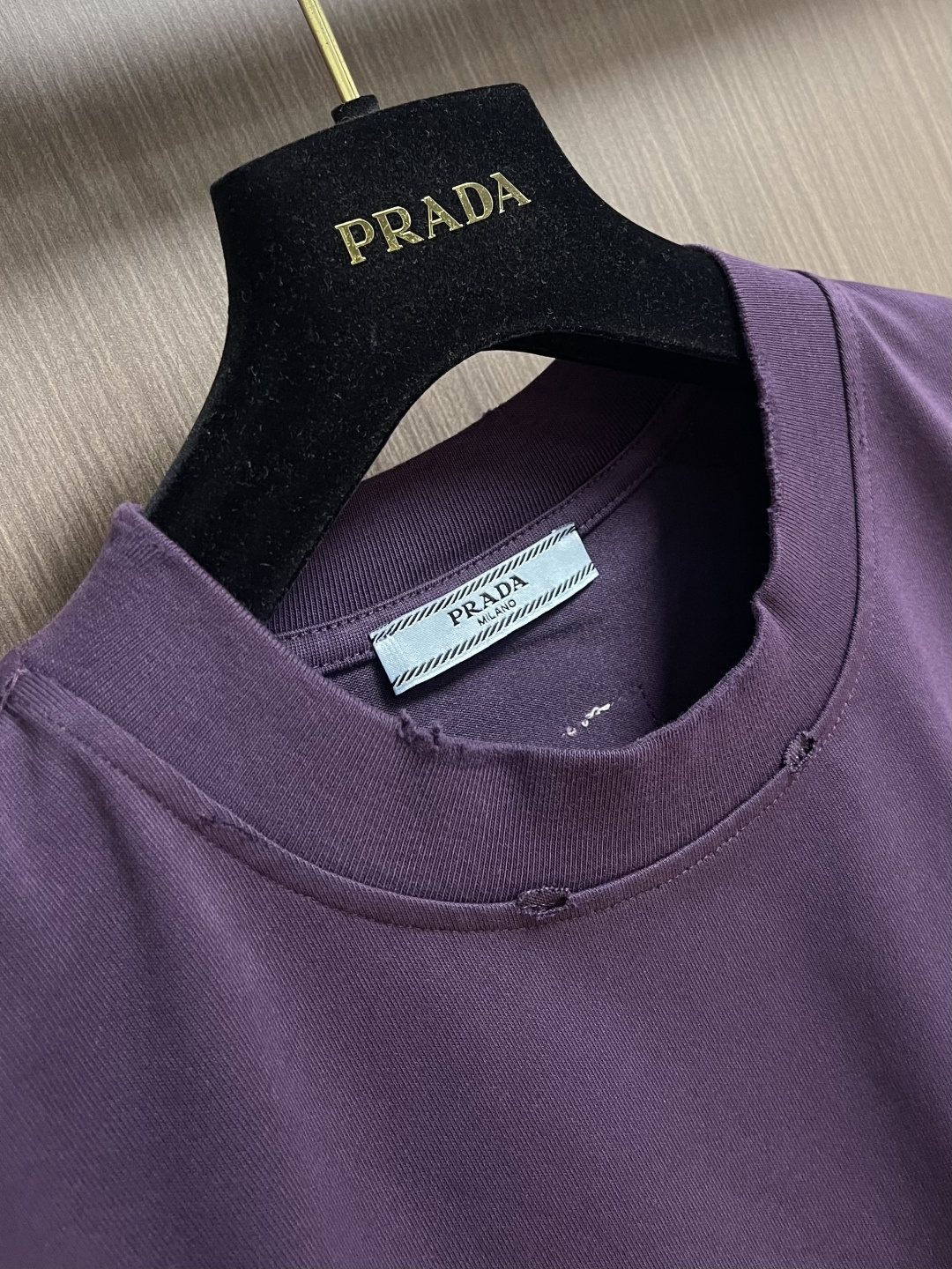 Prada 刺绣标识口袋短袖T恤，面料透气清爽 舒适贴肤 饰以Prada刺绣点缀于胸前口袋 增添品牌辨识