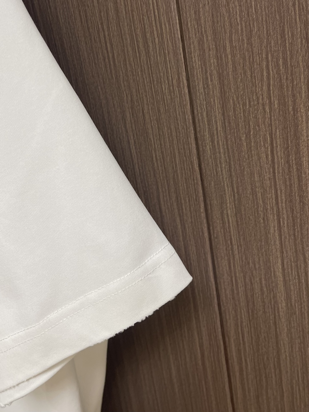 Prada 刺绣标识口袋短袖T恤，面料透气清爽 舒适贴肤 饰以Prada刺绣点缀于胸前口袋 增添品牌辨识