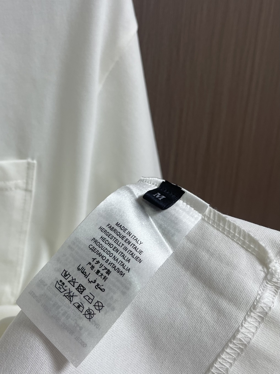 Prada 刺绣标识口袋短袖T恤，面料透气清爽 舒适贴肤 饰以Prada刺绣点缀于胸前口袋 增添品牌辨识