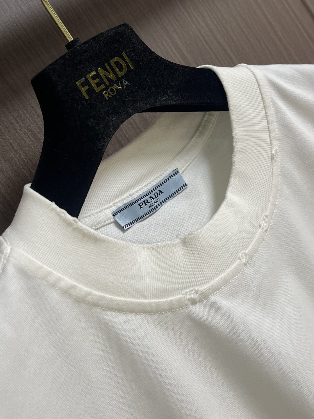 Prada 刺绣标识口袋短袖T恤，面料透气清爽 舒适贴肤 饰以Prada刺绣点缀于胸前口袋 增添品牌辨识