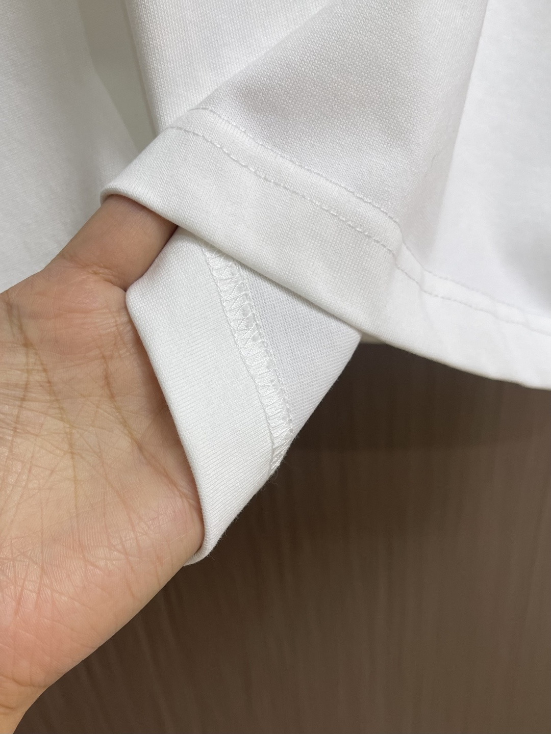 Prada 刺绣标识口袋短袖T恤，面料透气清爽 舒适贴肤 饰以Prada刺绣点缀于胸前口袋 增添品牌辨识