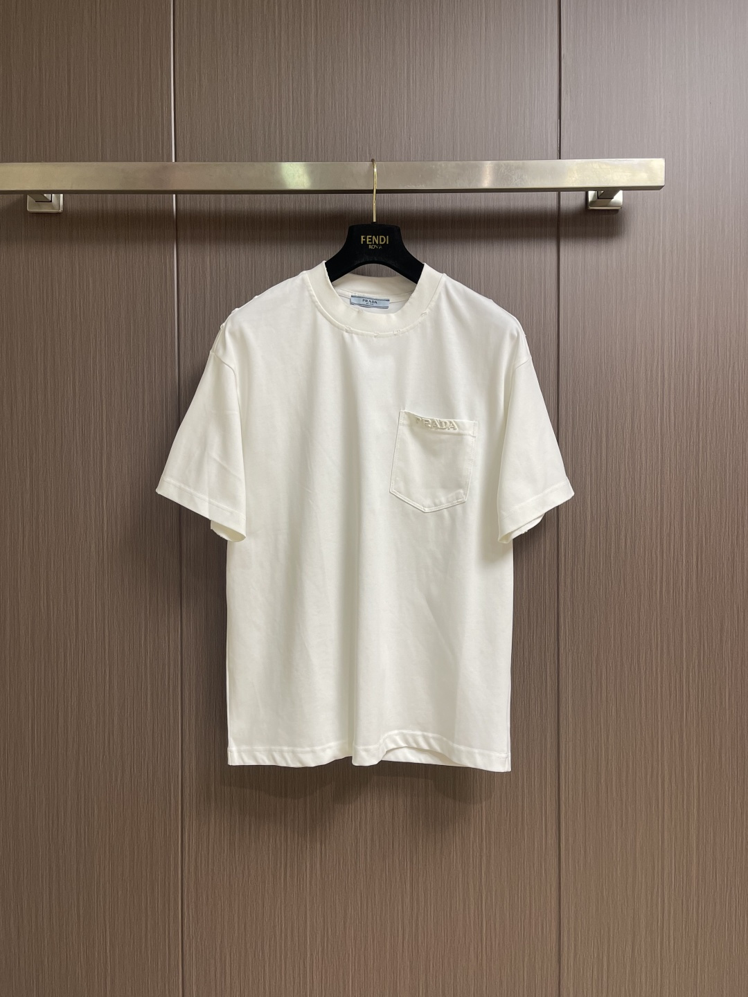 Prada 刺绣标识口袋短袖T恤，面料透气清爽 舒适贴肤 饰以Prada刺绣点缀于胸前口袋 增添品牌辨识