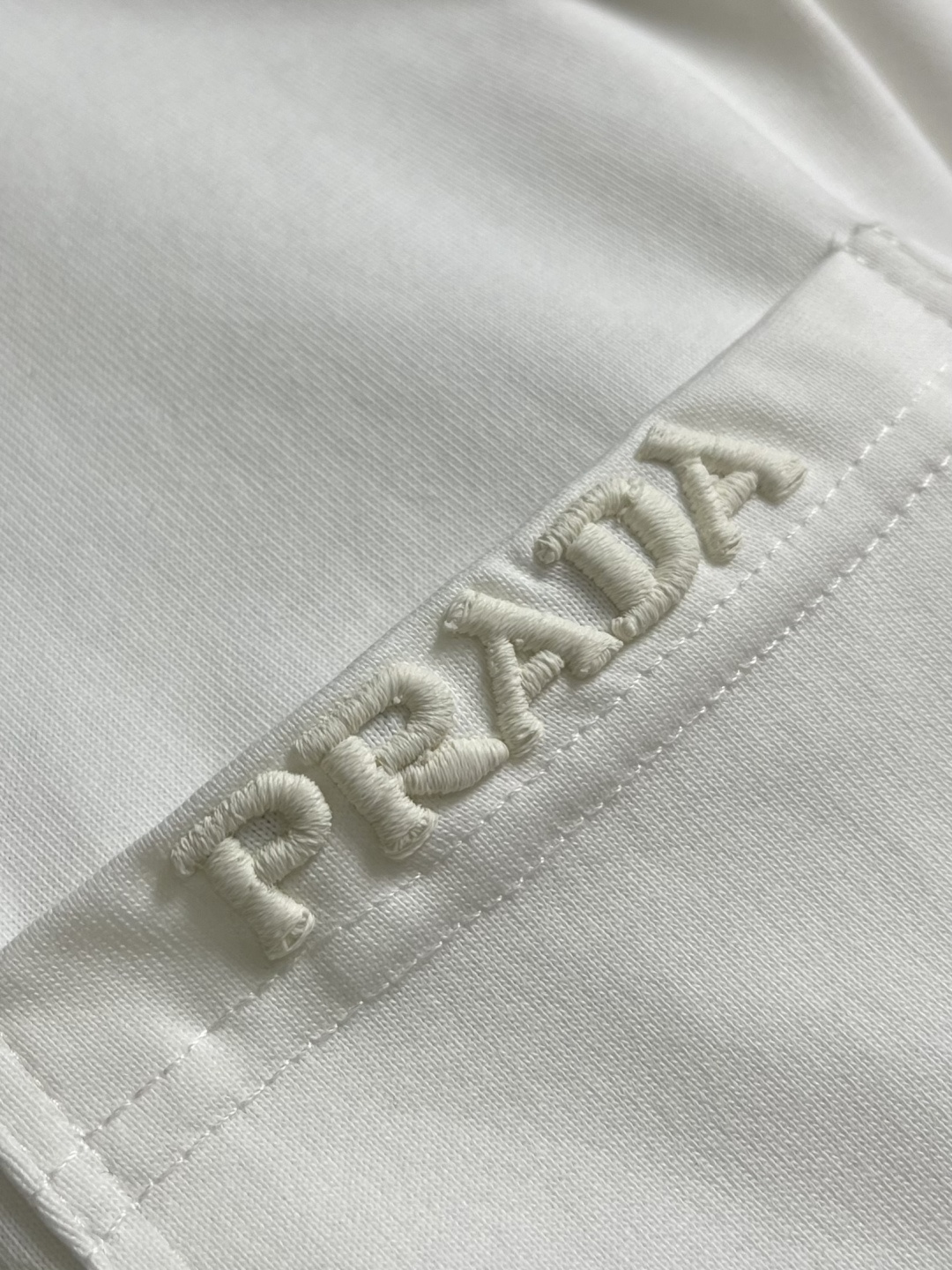 Prada 刺绣标识口袋短袖T恤，面料透气清爽 舒适贴肤 饰以Prada刺绣点缀于胸前口袋 增添品牌辨识