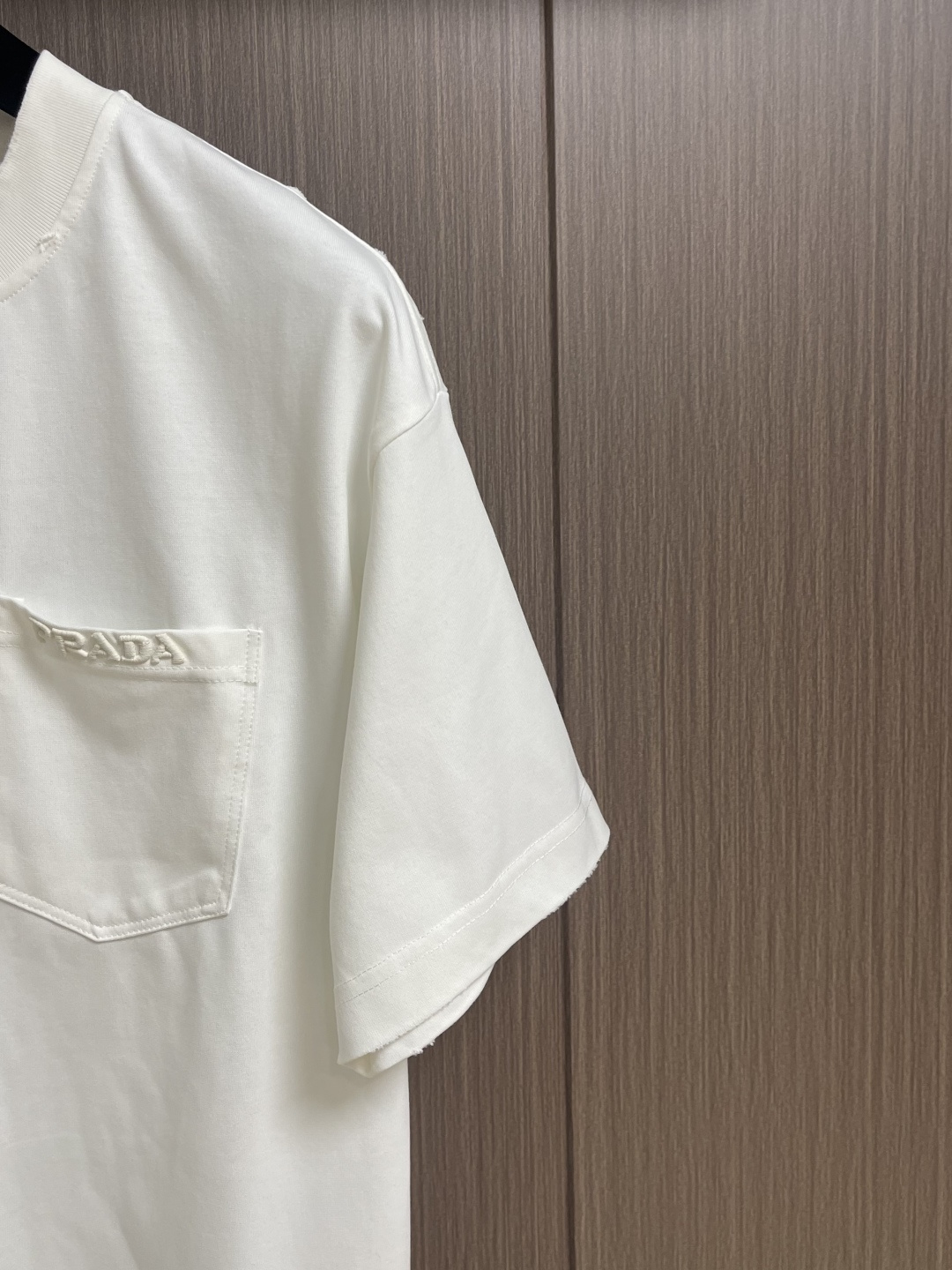 Prada 刺绣标识口袋短袖T恤，面料透气清爽 舒适贴肤 饰以Prada刺绣点缀于胸前口袋 增添品牌辨识