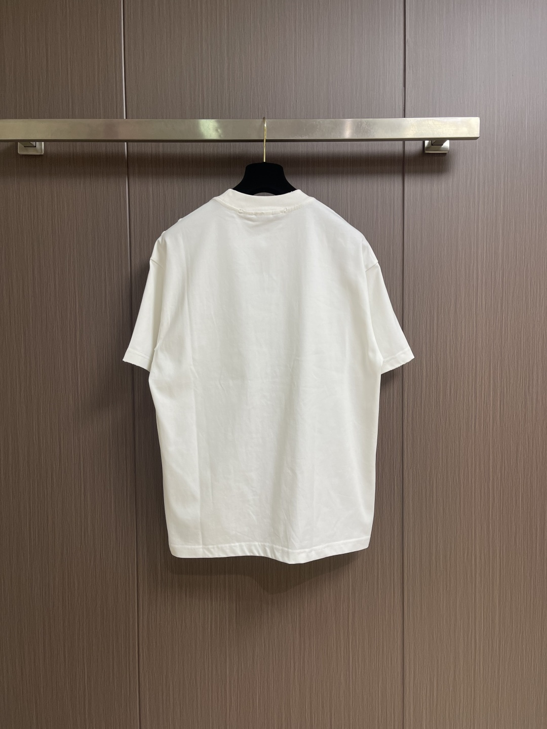 Prada 刺绣标识口袋短袖T恤，面料透气清爽 舒适贴肤 饰以Prada刺绣点缀于胸前口袋 增添品牌辨识