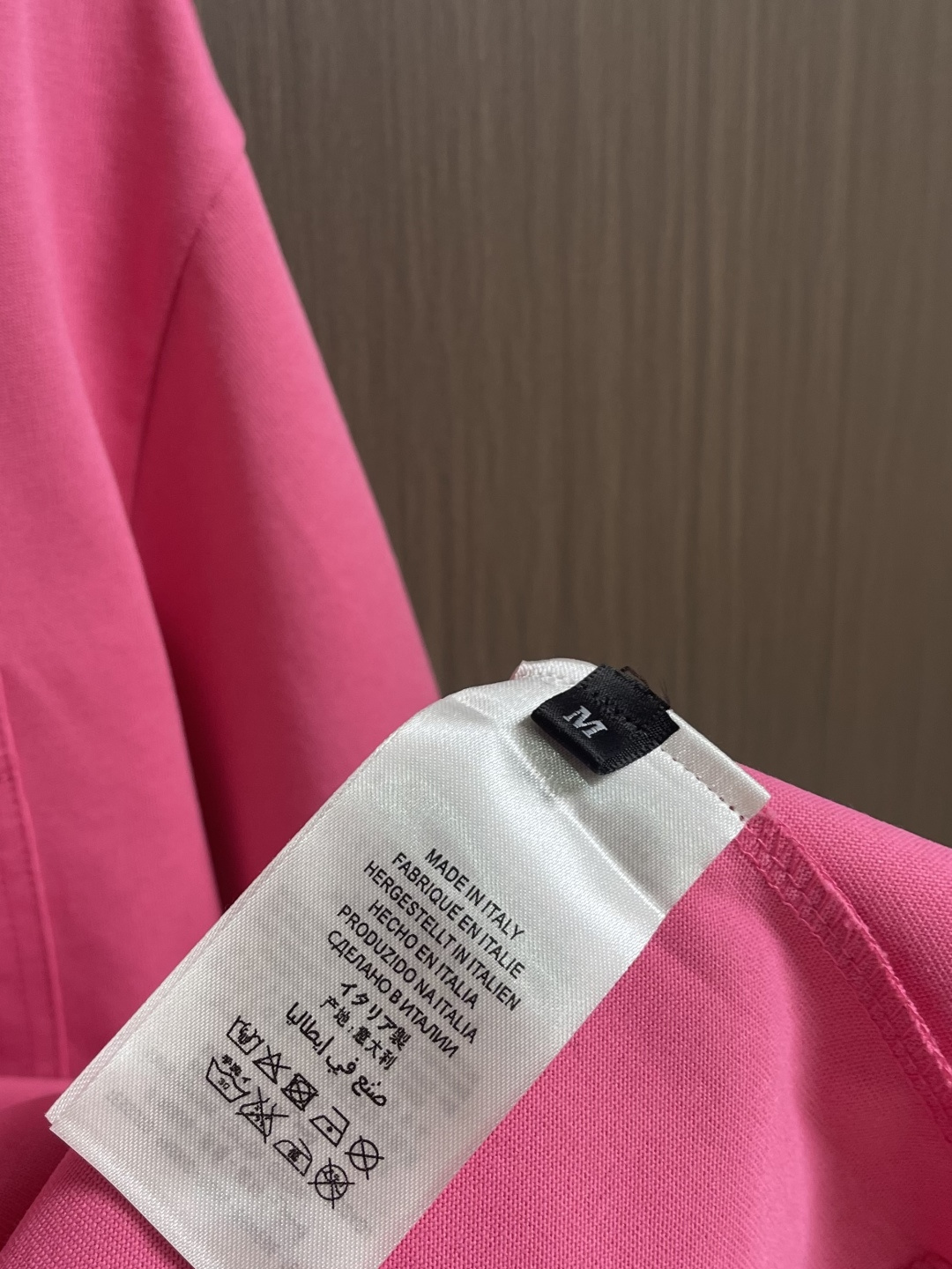 Prada 刺绣标识口袋短袖T恤，面料透气清爽 舒适贴肤 饰以Prada刺绣点缀于胸前口袋 增添品牌辨识