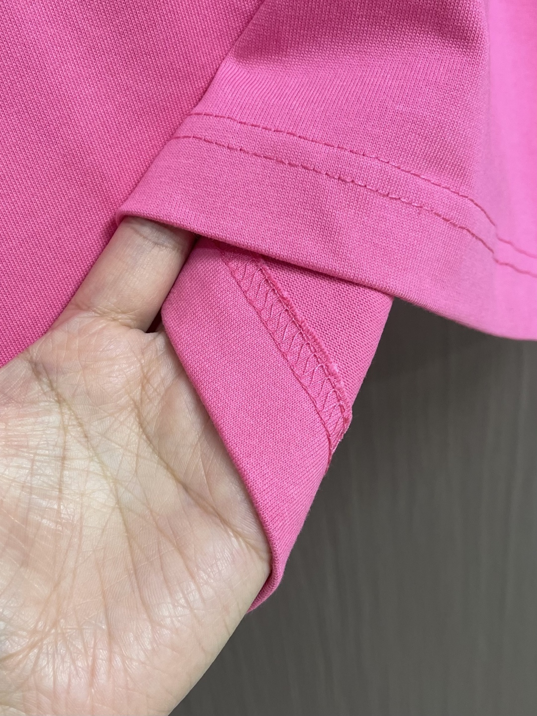 Prada 刺绣标识口袋短袖T恤，面料透气清爽 舒适贴肤 饰以Prada刺绣点缀于胸前口袋 增添品牌辨识