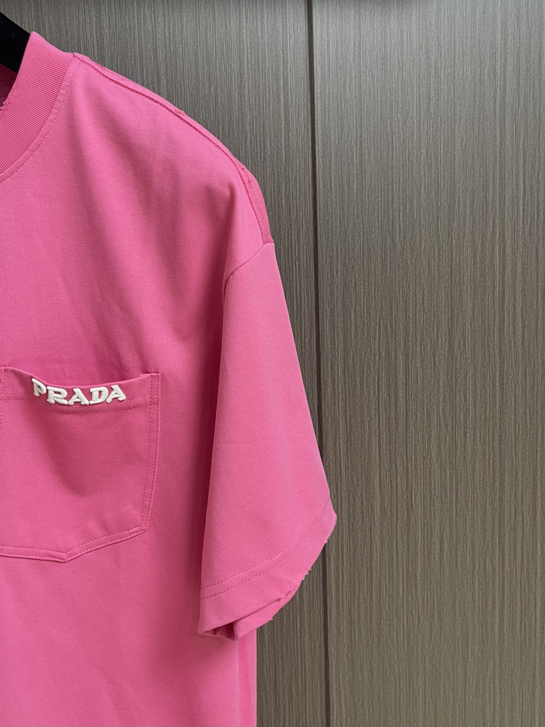 Prada 刺绣标识口袋短袖T恤，面料透气清爽 舒适贴肤 饰以Prada刺绣点缀于胸前口袋 增添品牌辨识