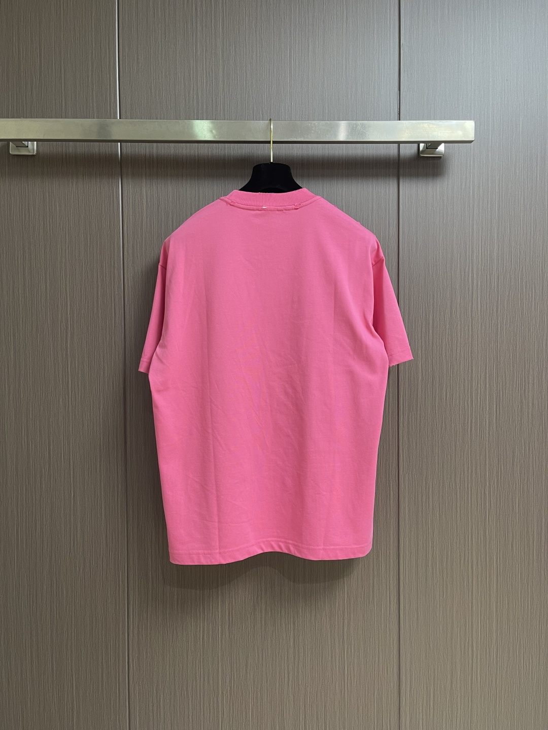 Prada 刺绣标识口袋短袖T恤，面料透气清爽 舒适贴肤 饰以Prada刺绣点缀于胸前口袋 增添品牌辨识