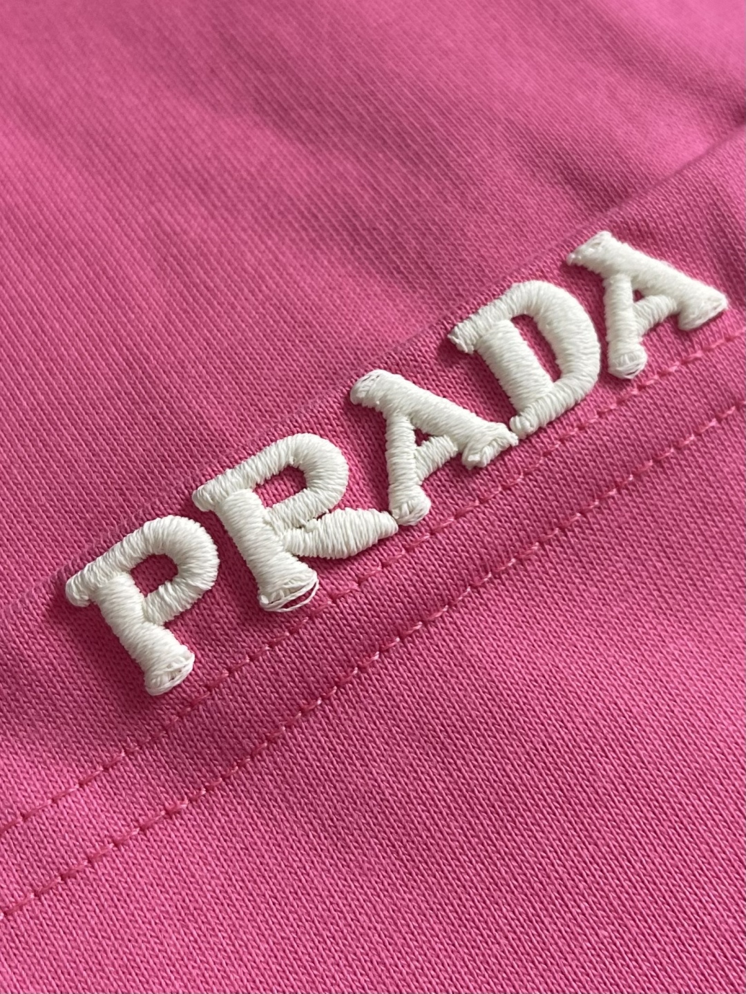 Prada 刺绣标识口袋短袖T恤，面料透气清爽 舒适贴肤 饰以Prada刺绣点缀于胸前口袋 增添品牌辨识