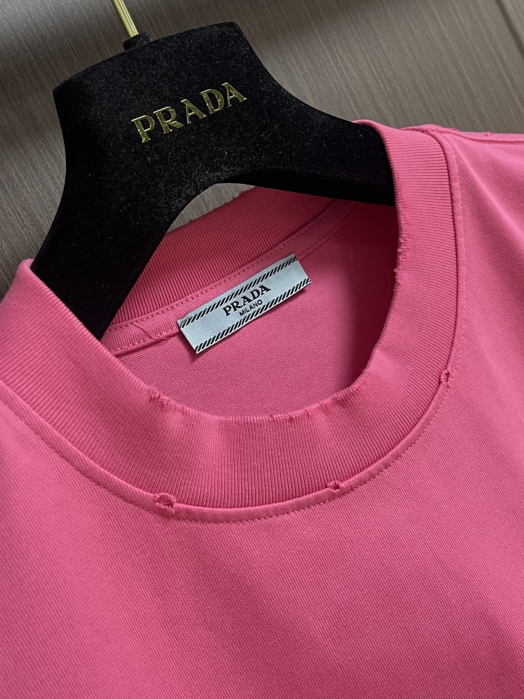 Prada 刺绣标识口袋短袖T恤，面料透气清爽 舒适贴肤 饰以Prada刺绣点缀于胸前口袋 增添品牌辨识