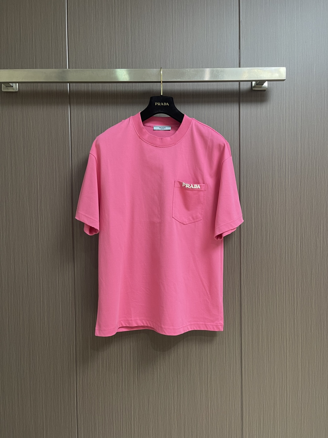 Prada 刺绣标识口袋短袖T恤，面料透气清爽 舒适贴肤 饰以Prada刺绣点缀于胸前口袋 增添品牌辨识