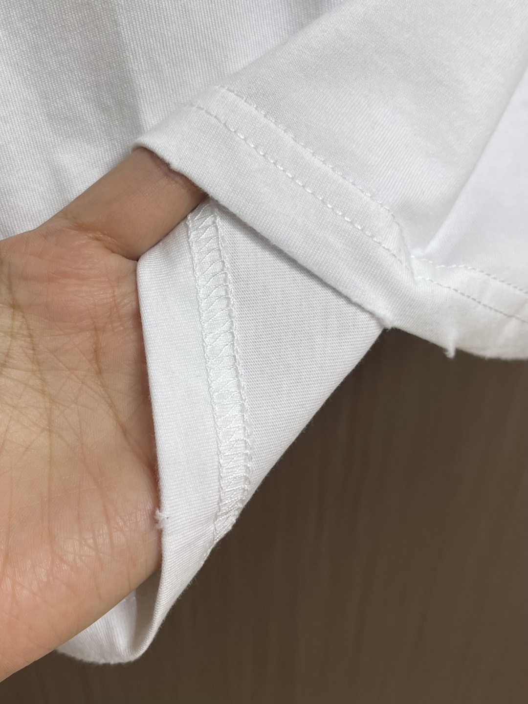 BALENCIAGA 粉色印绣圆领短袖T恤，纯棉平纹针织面料🌾、正面饰以艺术作品印花🌾、正面饰以标识刺绣