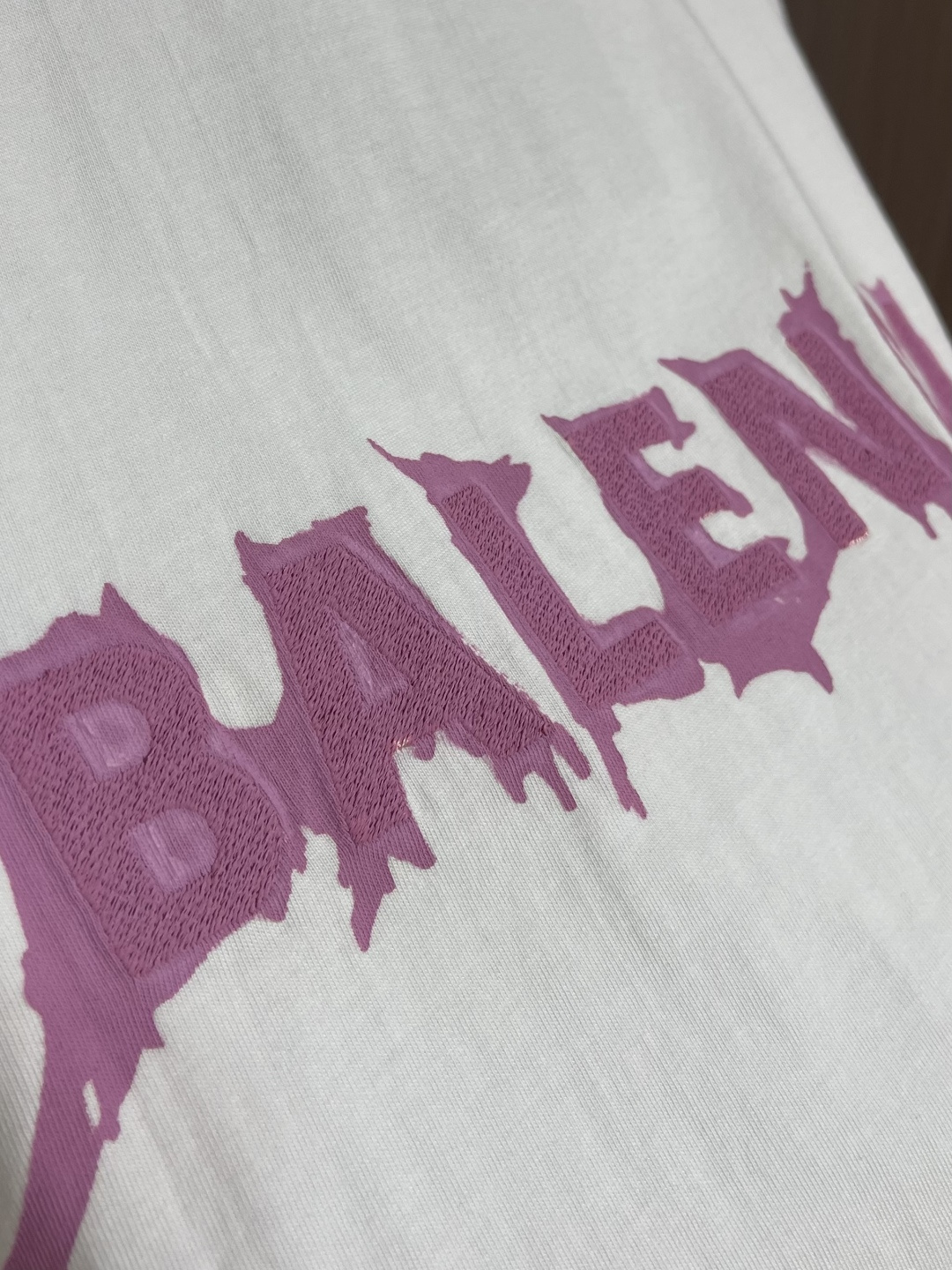 BALENCIAGA 粉色印绣圆领短袖T恤，纯棉平纹针织面料🌾、正面饰以艺术作品印花🌾、正面饰以标识刺绣