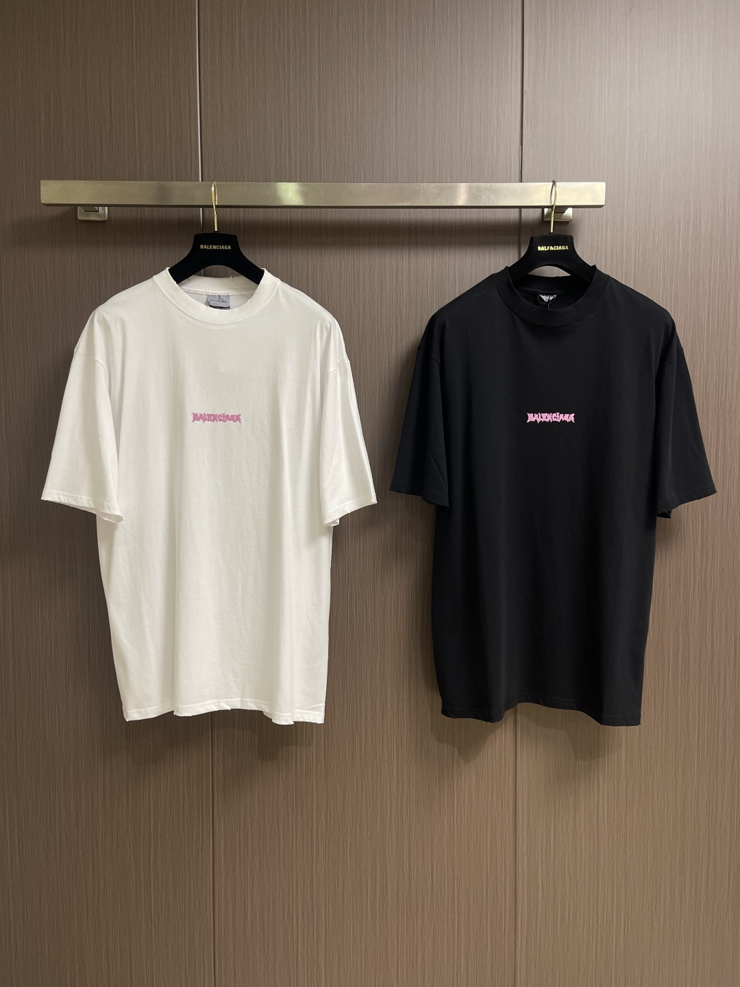 BALENCIAGA 粉色印绣圆领短袖T恤，纯棉平纹针织面料🌾、正面饰以艺术作品印花🌾、正面饰以标识刺绣