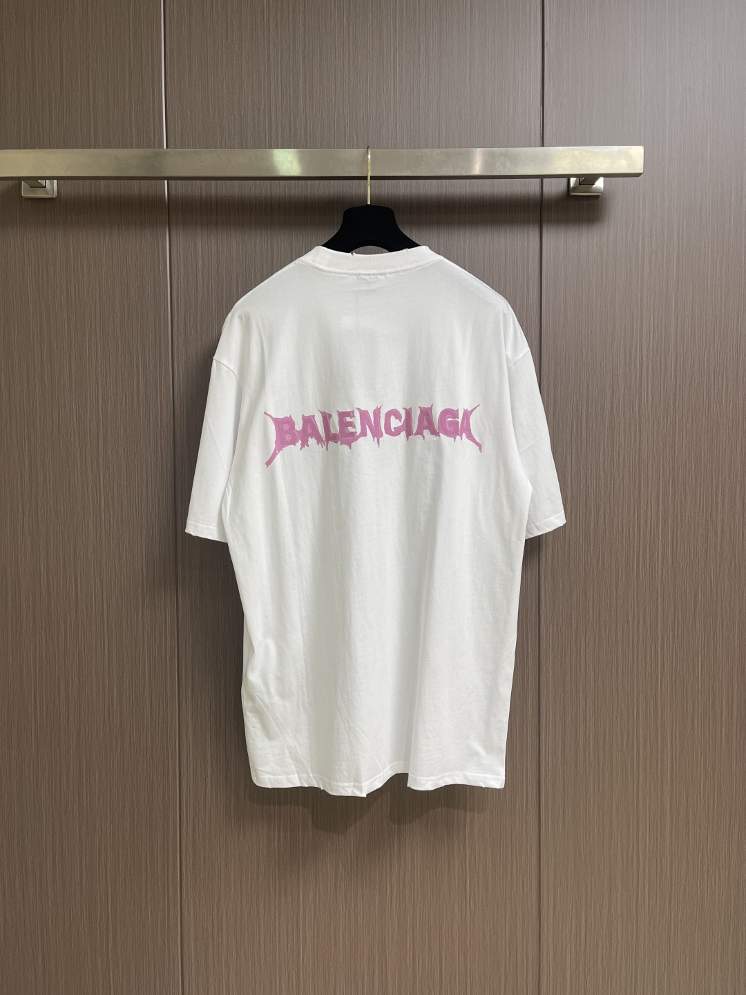 BALENCIAGA 粉色印绣圆领短袖T恤，纯棉平纹针织面料🌾、正面饰以艺术作品印花🌾、正面饰以标识刺绣