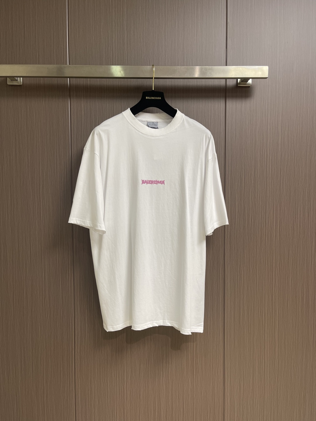 BALENCIAGA 粉色印绣圆领短袖T恤，纯棉平纹针织面料🌾、正面饰以艺术作品印花🌾、正面饰以标识刺绣