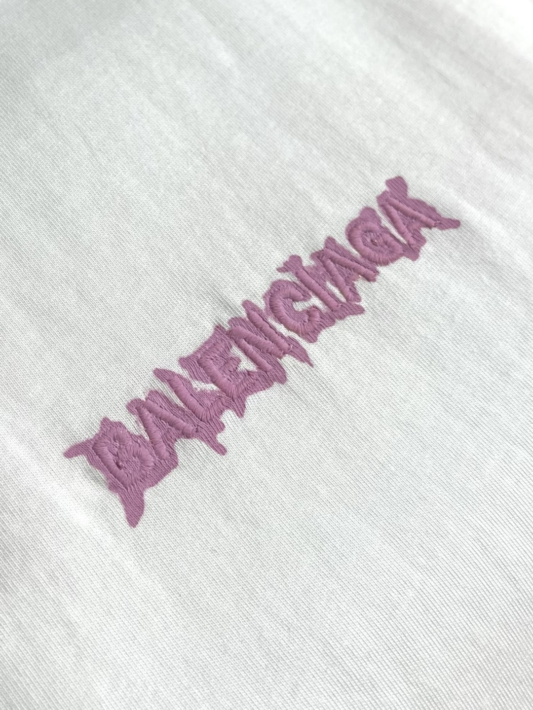 BALENCIAGA 粉色印绣圆领短袖T恤，纯棉平纹针织面料🌾、正面饰以艺术作品印花🌾、正面饰以标识刺绣