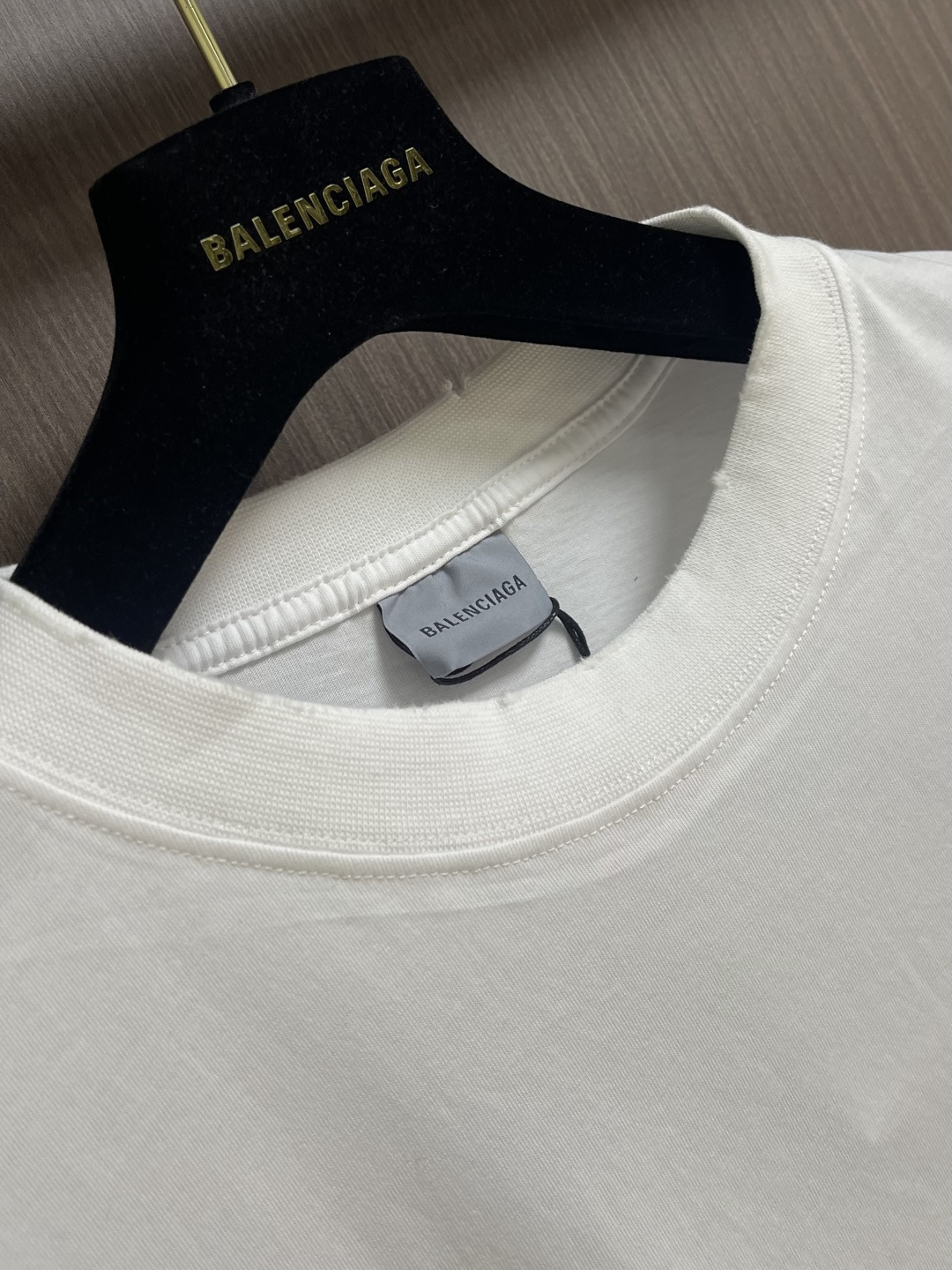 BALENCIAGA 粉色印绣圆领短袖T恤，纯棉平纹针织面料🌾、正面饰以艺术作品印花🌾、正面饰以标识刺绣