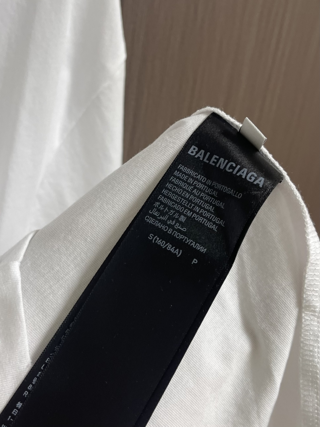 BALENCIAGA 粉色印绣圆领短袖T恤，纯棉平纹针织面料🌾、正面饰以艺术作品印花🌾、正面饰以标识刺绣