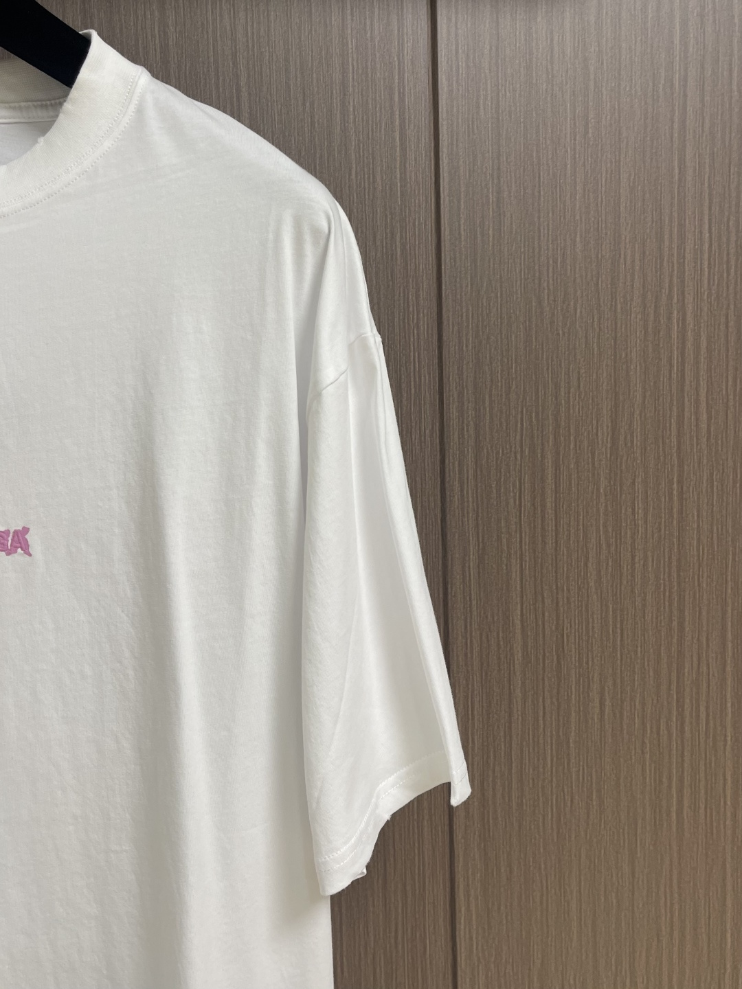 BALENCIAGA 粉色印绣圆领短袖T恤，纯棉平纹针织面料🌾、正面饰以艺术作品印花🌾、正面饰以标识刺绣